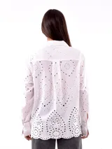 Camisa blanca de manga larga con bordado calado.