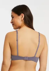 Soutien de lycra color azul con aro y copa con forma, marca Montelle. Breteles fijos con largo regulable.