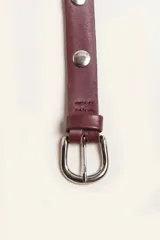 Cinturón de cuero color marrón con hebilla metálica plateada.