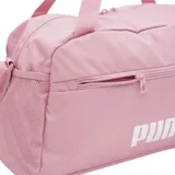 Bolso deportivo Puma Phase Small color rosa con logo blanco estampado. Tiene doble asa de mano y correa de hombro ajustable. Incluye un compartimento principal con cierre bidireccional, un bolsillo frontal con cierre y un bolsillo lateral de malla.