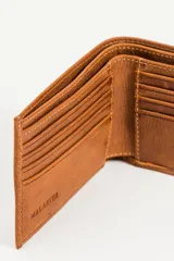 Billetera de cuero color marrón con costuras a la vista. Cuenta con múltiples compartimentos para tarjetas y billetes.