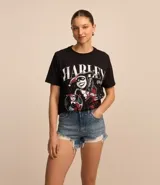 Short de jean de tiro alto, color azul denim, con desgarros, bajo deshilachado y detalles de strass.
