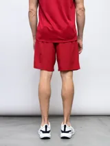 Bermuda de entrenamiento azul marino con escudo del Club Nacional de Football en la pierna izquierda. Confeccionada en tejido four-way stretch de poliéster y elastano.