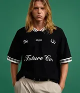 Remera deportiva oversized negra de mangas cortas, confeccionada en algodón texturizado. Posee patch, bordados con raya contrastante y cuello en V con rayas blancas. Estampa frontal con el número 98, la palabra Absolute, dos estrellas y la frase Future Co.