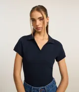 Blusa azul marino de algodón con cuello polo y escote en V, de manga corta.