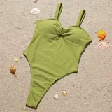Traje de baño enterizo verde oliva con escote corazón fruncido y breteles anchos.