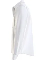 Camisa blanca de algodón con corte relaxed, manga larga, bolsillo en el pecho y logo de Calvin Klein Jeans estampado verticalmente en el frente.