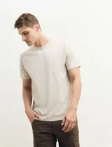 Remera de manga corta color petróleo, de corte recto y cuello redondo.