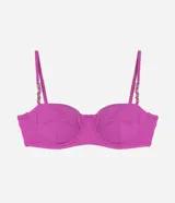 Top de bikini fucsia, modelo media taza con aro, lazo en la espalda y breteles adornados con adornos y nuditos.