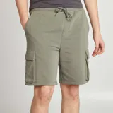 Short deportivo verde oliva con múltiples bolsillos y corte a la rodilla.