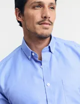 Camisa celeste con estampado de puntos blancos, de manga corta y corte clásico.