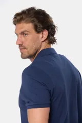 Remera polo de piqué lisa color rojo, con cuello en rib y botones personalizados.