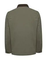 Chaqueta verde militar con cuello de pana marrón, cierre con botones, cuatro bolsillos frontales con solapa y forro de franela desmontable.