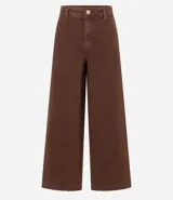 Pantalón marrón de jeans, corte wide leg cropped, con cintura media, trabillas, cierre con botón y cremallera, y bolsillos traseros.