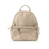 Mochila color hueso confeccionada en símil cuero graneado. Tiene acceso con cierre, dos compartimentos, dos bolsillos externos con cierre, dos bolsillos externos abiertos, un bolsillo interno con cierre y dos bolsillos internos abiertos. La correa es regulable y los herrajes son plateados. El interior está forrado en tela de algodón y poliéster.