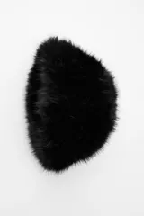 Gorro tipo casquete de pelo sintético color negro.