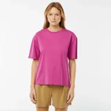 Camiseta rosa de cuello redondo y corte oversize con mangas cortas con dobladillo.