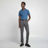 Remera azul de punto de piqué con cuello polo en V y mangas cortas.