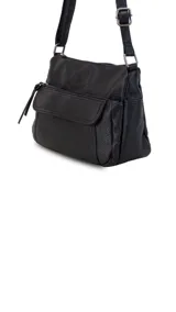 Bandolera negra de cuero sintético con correa ajustable. Tiene dos bolsillos frontales, uno con tapa y cierre, y un interior espacioso con bolsillos.