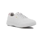 Championes acordonados Comfortflex color blanco con detalles dorados en el talón y laterales.