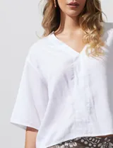 Blusa marrón de lyocell con escote en V y mangas cortas.