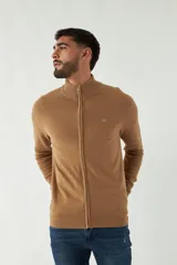 Campera tejida color marrón claro, con cuello alto, cierre frontal completo y mangas largas.