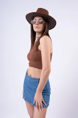 Top corto blanco de tejido acanalado, con cuello halter y corte ajustado al cuerpo.