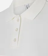 Blusa femenina color bordó, confeccionada en algodón piqué, con cuello estilo polo, mangas cortas y cierre frontal con botones.