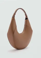 Bolso marrón con forma de media luna, asa corta y cierre de cremallera.