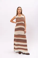 Vestido largo de punto a rayas horizontales en tonos marrón y beige, con cuello redondo y sisas con ribete celeste.
