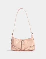Bandolera hobo color rosa viejo de cuerina, con manija con hebillas regulables laterales, cierre superior y hebilla frontal con broche con imán.