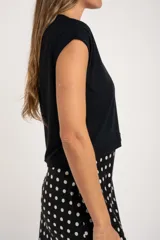 Remera blanca de viscosa con cuello en V y corte al cuerpo.