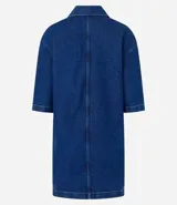 Vestido corto de jean azul con cuello camisero, escote en V, mangas cortas, dos bolsillos delanteros y corte recto.