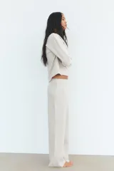 Pantalón de tiro alto color beige, con cintura elástica y pierna recta.