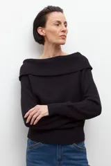 Sweater negro de tejido de punto con escote bardot y mangas largas.