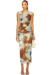 Falda midi de mesh con estampado floral en tonos marrones, verdes y celestes.