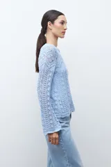 Sweater de manga larga color marrón chocolate, tejido en punto calado con diseño geométrico y cuello redondo con borde festoneado.