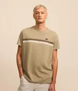 Remera color arena de corte regular, confeccionada en tejido de media malla, con cuello redondo, mangas cortas, estampado de rayas horizontales en marrón y blanco, y etiqueta con logo en el frente.