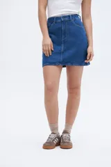 Minifalda de jean azul con bolsillos delanteros y traseros.