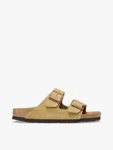 Sandalias Birkenstock Arizona color arena, con dos correas ajustables con hebillas metálicas.