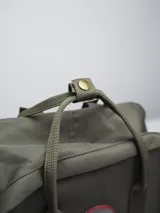 Mochila negra de poliéster con revestimiento de PU, con dos asas de mano y correas ajustables para los hombros. Tiene un compartimento principal con cierre, un bolsillo frontal con cierre y dos bolsillos laterales abiertos.