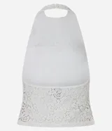 Blusa blanca de encaje con escote halter y espalda descubierta.
