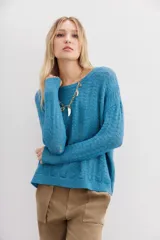 Sweater azul marino de punto con lentejuelas integradas en el hilado, calce holgado y mangas largas.