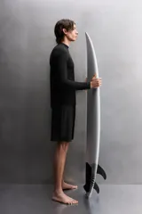 Camiseta de surf compresiva slim fit confeccionada en tejido técnico muy elástico y ligero. Con factor de protección ultravioleta 40+, cuello subido, manga larga, costuras planas y acabados combinados a contraste.