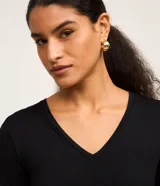 Blusa verde de viscosa con escote en V y mangas cortas.