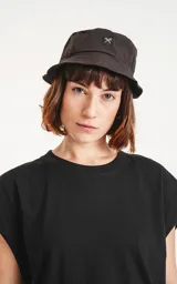 Gorro tipo Piluso color negro con logo bordado en blanco.