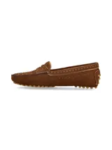 Mocasín marrón de cuero nobuck, con apliques metálicos y suela tipo driver.