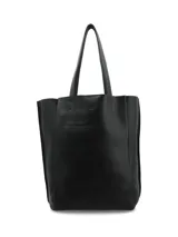 Cartera tipo tote bag negra de cuero texturizado, con asas de hombro largas y estructura suave.