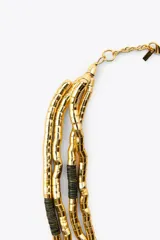 Collar de múltiples hilos dorados y negros con piezas tubulares combinadas y cierre con mosquetón.