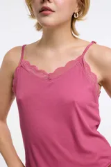 Musculosa de viscosa color gris claro con breteles finos y detalle de encaje en el escote.